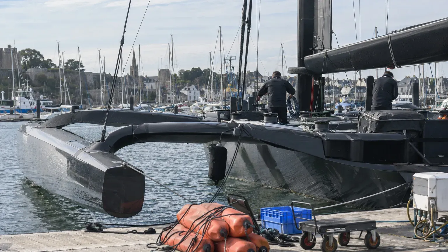 « Bien sûr que je pars pour la gagne » : Charles Caudrelier, 52 ans, remet son titre en jeu à la Route du Rhum 2026