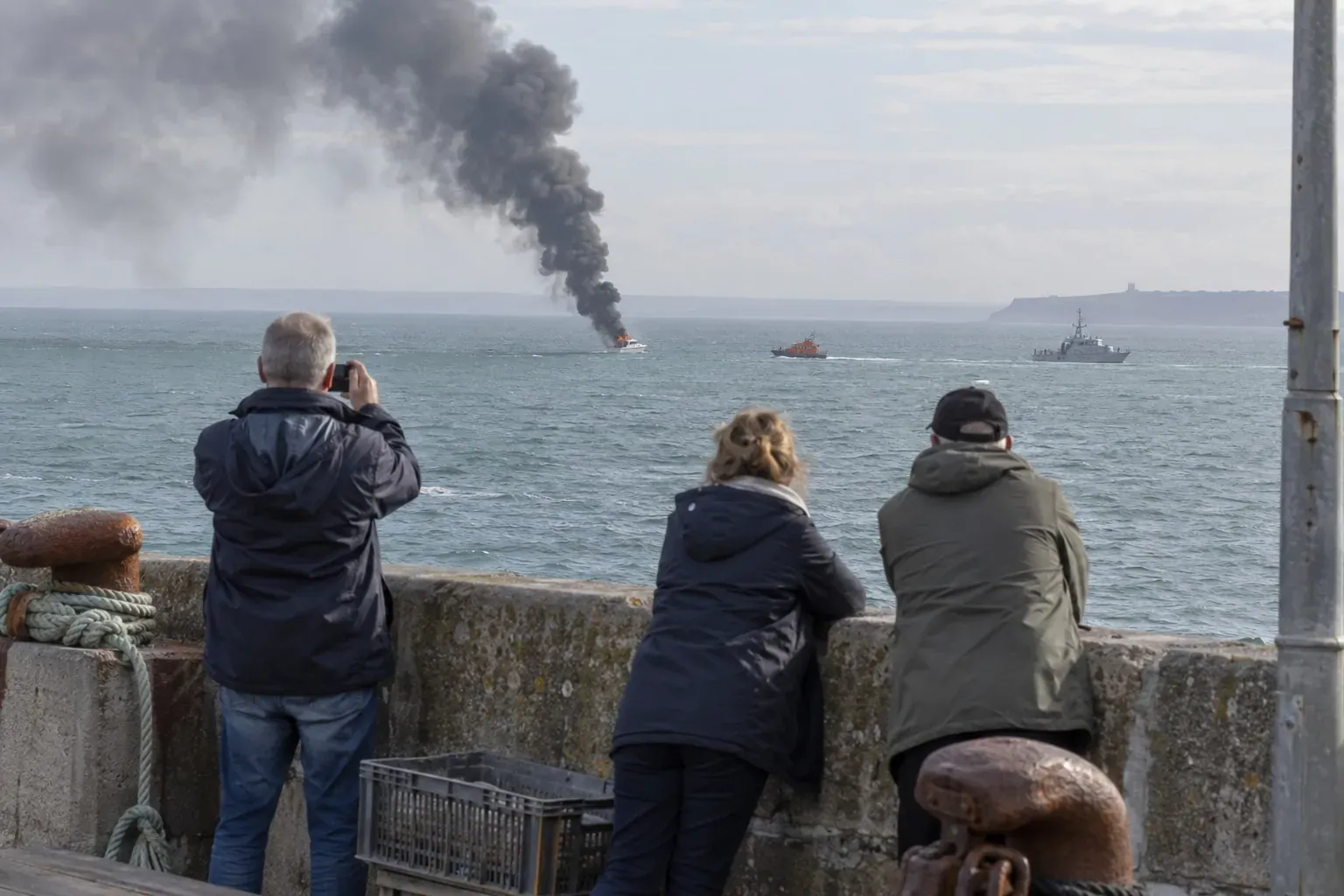 Incendie au large de Cherbourg : un plaisancier tombe à l'eau, son bateau coule, les réflexes à retenir